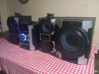 Sistema de sonido Sony con parlantes potentes - miniatura 2
