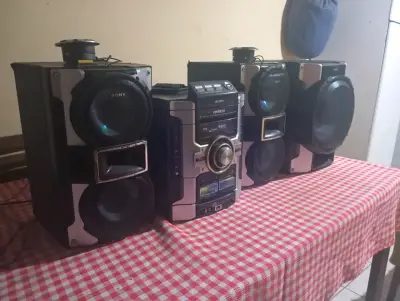 Sistema de sonido Sony con parlantes potentes - miniatura 3