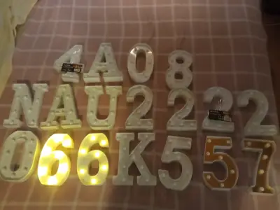 Letras y números decorativos con luces LED - miniatura 1
