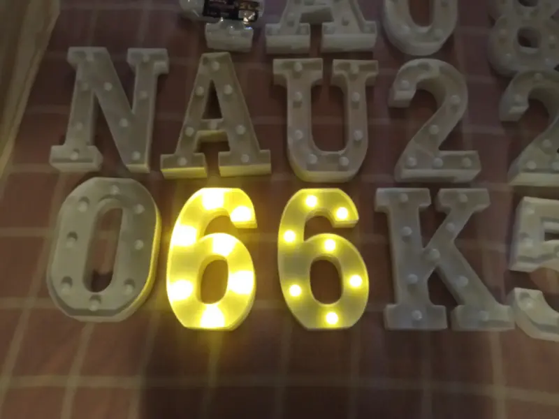Letras y números decorativos con luces LED - 2