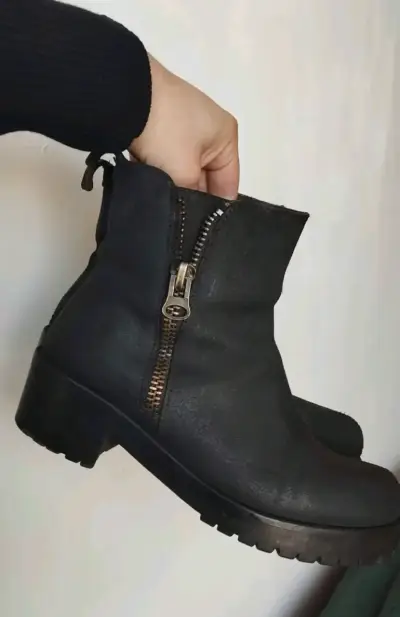 Botines negros con cierre lateral - miniatura 1