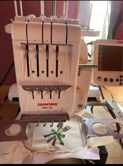 Máquina bordadora Janome MB-4S con pantalla digital - miniatura 1