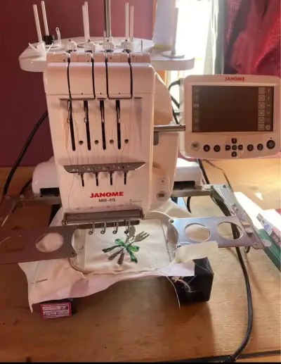 Máquina bordadora Janome MB-4S con pantalla digital - miniatura 2