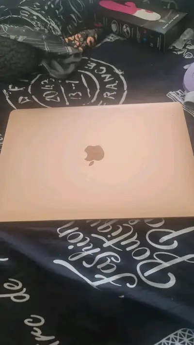 MacBook Air dorado en buen estado - miniatura 1