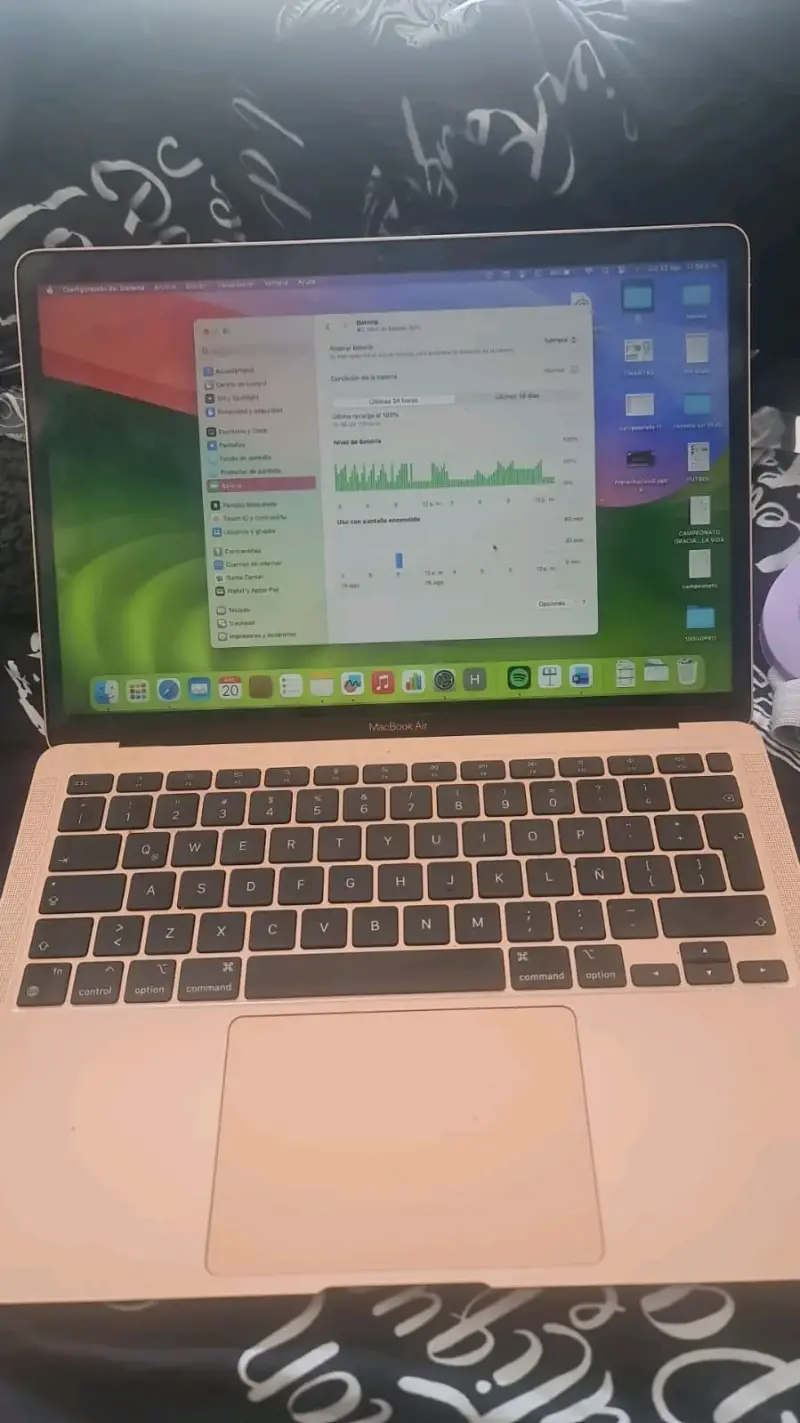 MacBook Air dorado en buen estado - 2