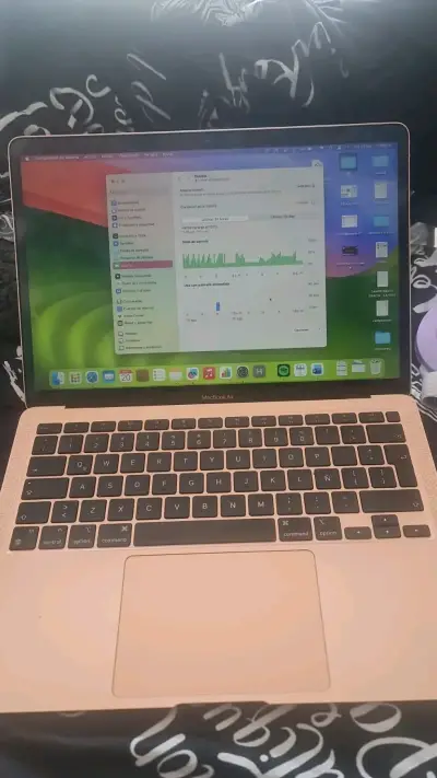 MacBook Air dorado en buen estado - miniatura 2