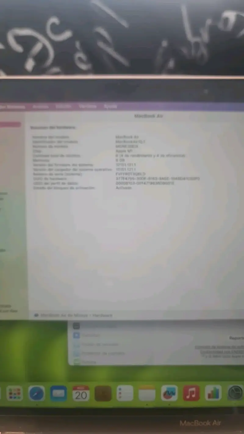 MacBook Air dorado en buen estado - 4