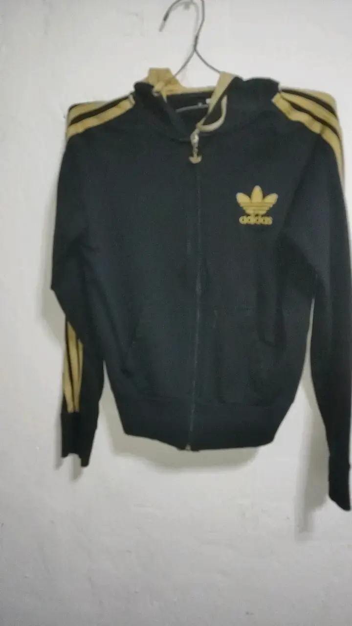 Polerón Adidas negro con capucha y rayas doradas - 2