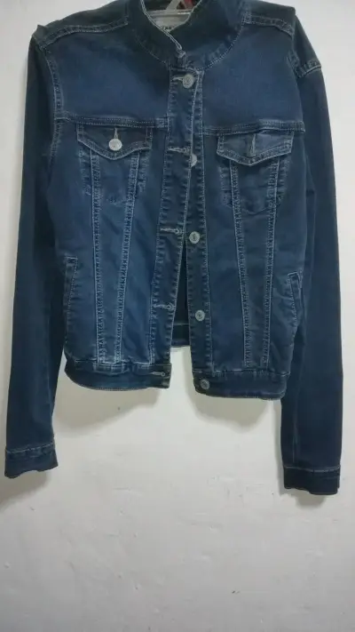 Chaqueta de mezclilla azul para mujer - miniatura 2