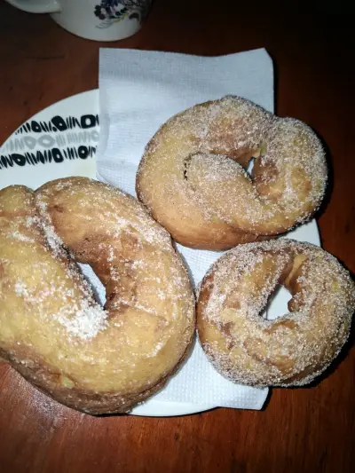 Rosquillas caseras con azúcar y  Flor saladas. - miniatura 1