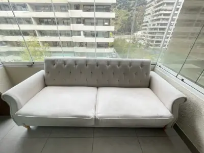 Sofá de tres plazas en buen estado - miniatura 1