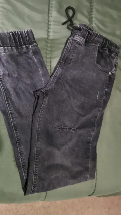 Pantalones de mezclilla negros con elástico - miniatura 1