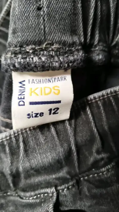 Pantalones de mezclilla negros con elástico - miniatura 4