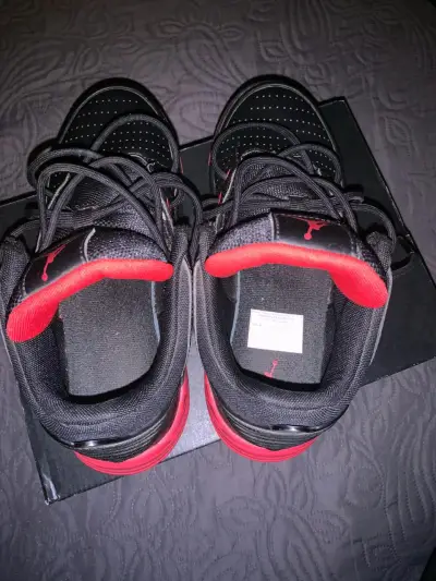 Zapatillas Nike Air Jordan Max Aura 5Y Negras y Rojas - miniatura 1