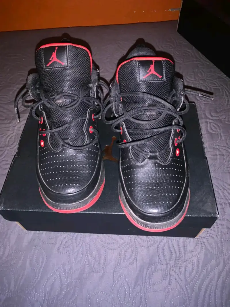 Zapatillas Nike Air Jordan Max Aura 5Y Negras y Rojas - 3