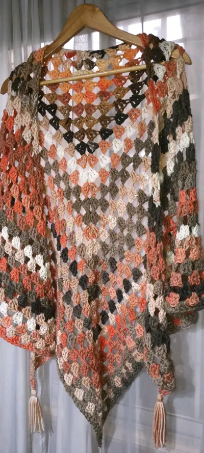 Chal tejido a crochet multicolor artesanal - miniatura 5