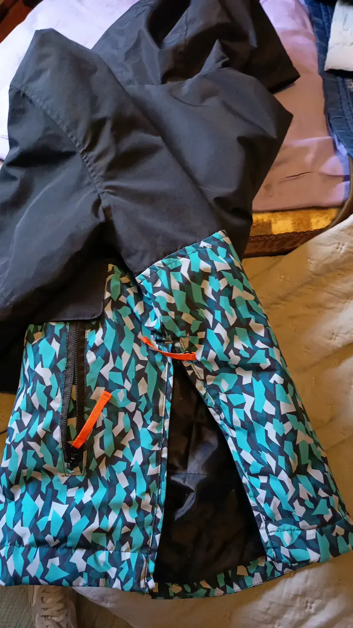 Chaqueta impermeable para niños con diseño geométrico - 5