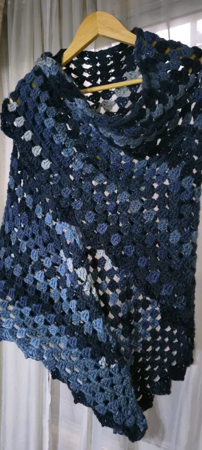 Chal tejido a crochet azul degradado - miniatura 2