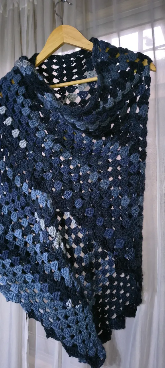 Chal tejido a crochet azul degradado - 3