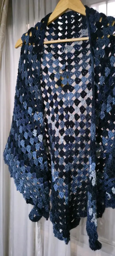 Chal tejido a crochet azul degradado - miniatura 4