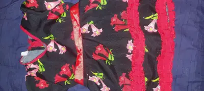 Vestido infantil floral negro con rojo - miniatura 1