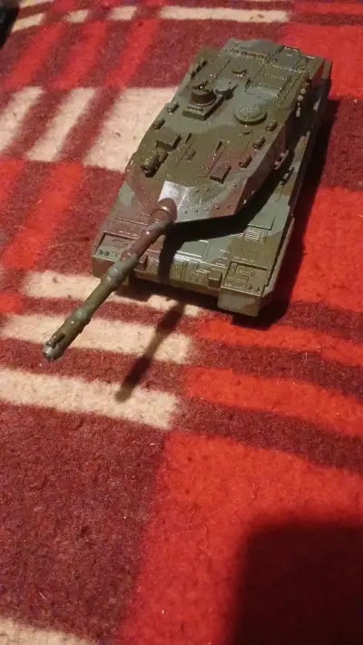 Tanque de juguete militar verde - miniatura 1