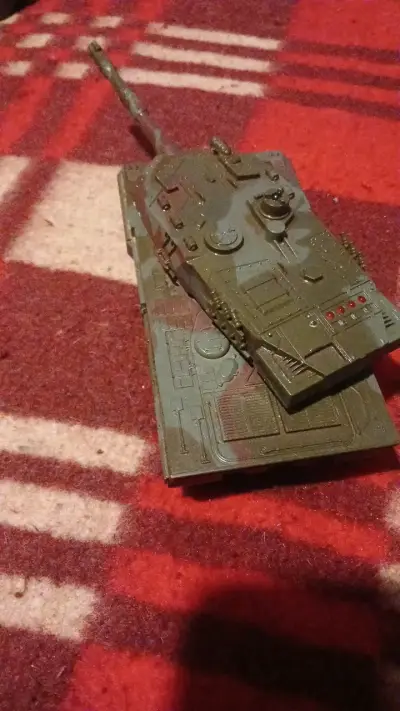 Tanque de juguete militar verde - miniatura 4