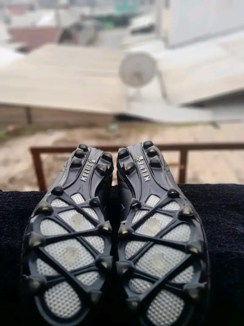 Botines de fútbol Kelme negros con taches - 2
