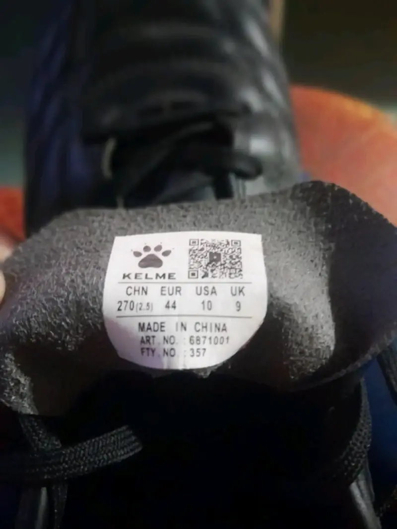 Botines de fútbol Kelme negros con taches - 3