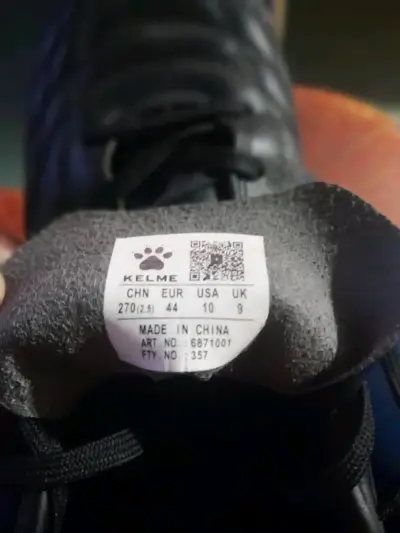 Botines de fútbol Kelme negros con taches - miniatura 3