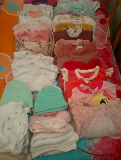 Lote de ropa de bebé variada en buen estado - miniatura 1