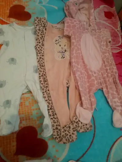 Lote de ropa de bebé variada en buen estado - miniatura 2