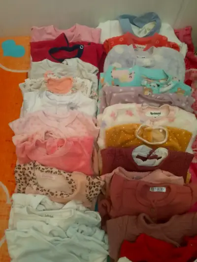 Lote de ropa de bebé variada en buen estado - miniatura 3