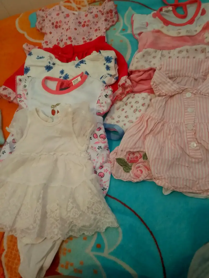 Lote de ropa de bebé variada en buen estado - 5
