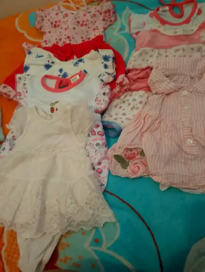 Lote de ropa de bebé variada en buen estado - miniatura 5