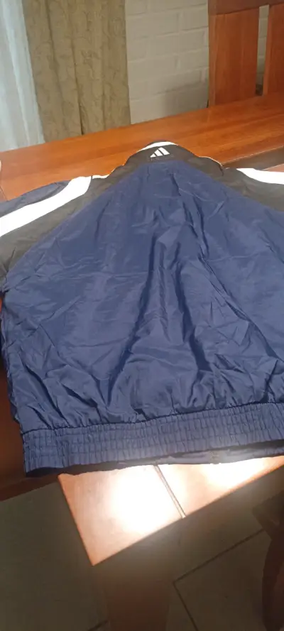 Chaqueta deportiva Adidas azul y negra - miniatura 5