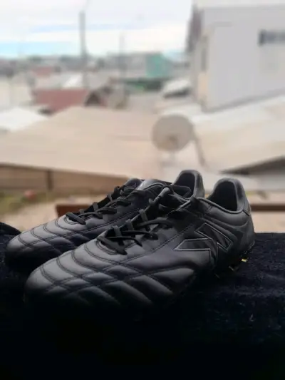 Botines de fútbol Kelme negros talla 44 - miniatura 1