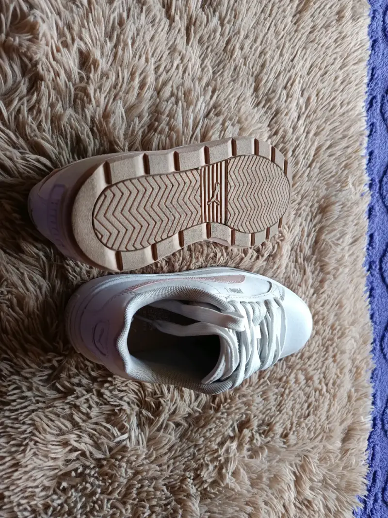 Zapatillas deportivas blancas Puma para mujer - 4