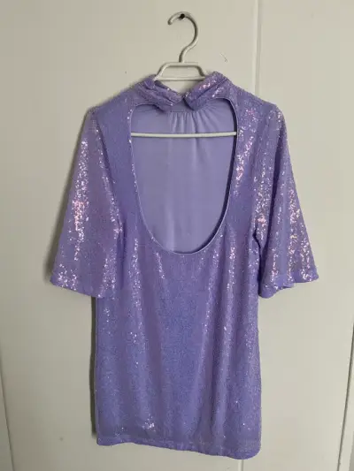 Vestido corto lila con lentejuelas - miniatura 2