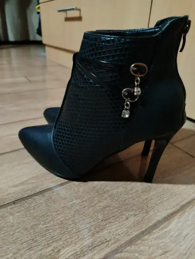 Botines de tacón alto negros elegantes - miniatura 2