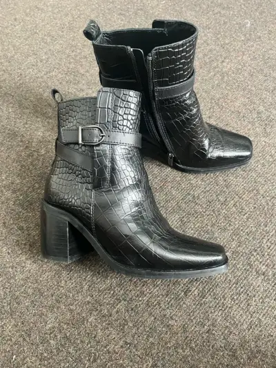 Botines de cuero negro con textura de cocodrilo - miniatura 1