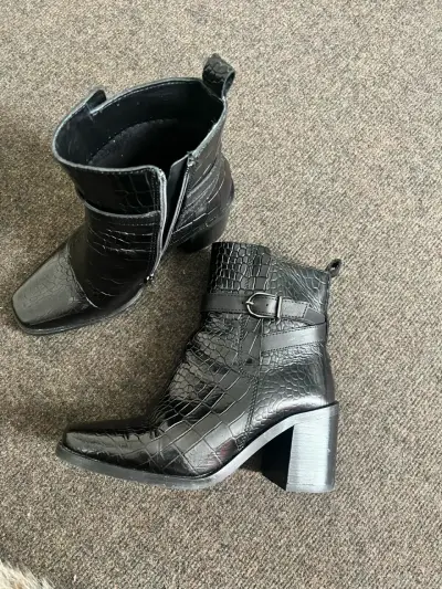 Botines de cuero negro con textura de cocodrilo - miniatura 2