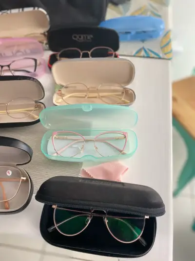 Set de gafas ópticas variadas con estuches - miniatura 1