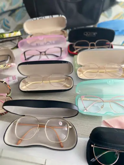 Set de gafas ópticas variadas con estuches - miniatura 2