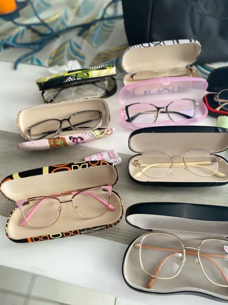 Set de gafas ópticas variadas con estuches - 3