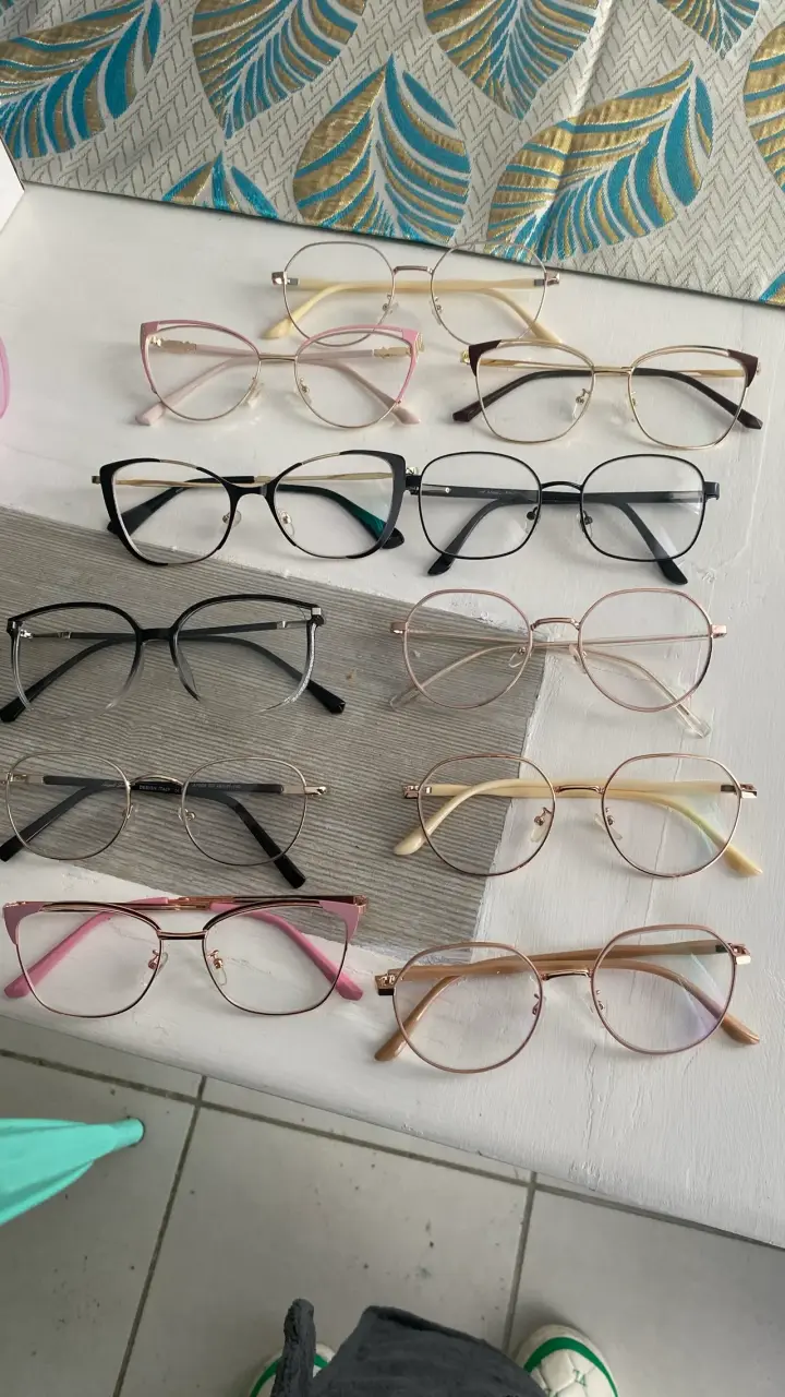 Set de gafas ópticas variadas con estuches - 4