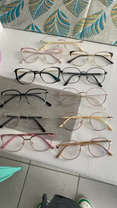 Set de gafas ópticas variadas con estuches - miniatura 4