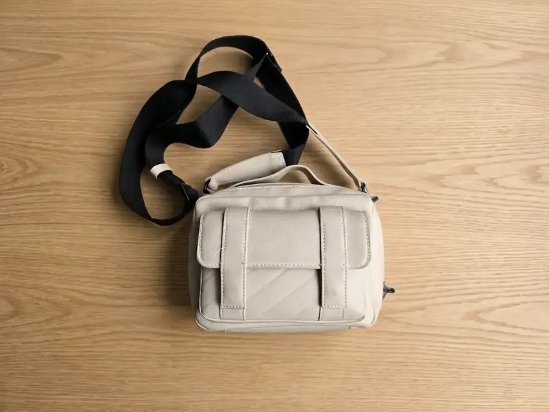 Bolso bandolera beige con correa ajustable