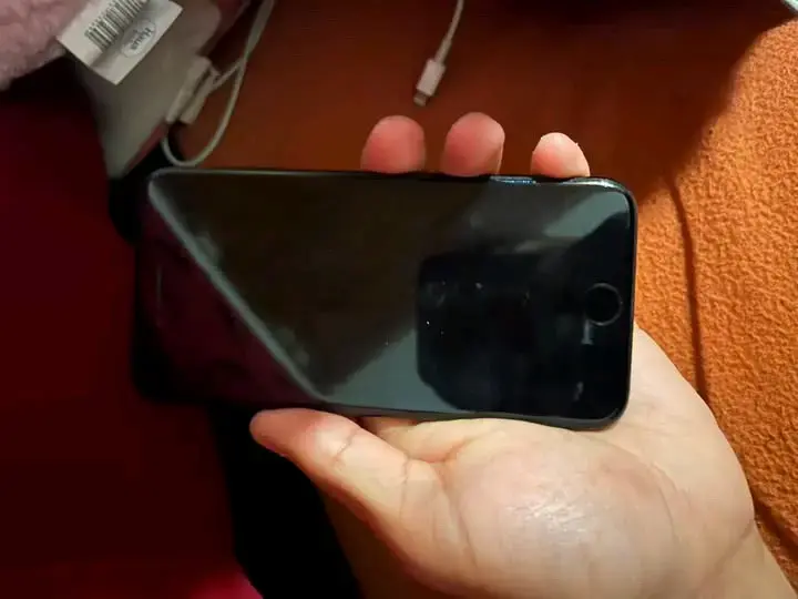 iPhone se 2020 en buen estado - 1