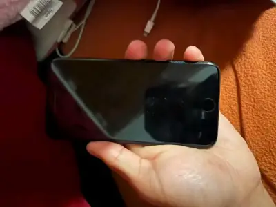 iPhone se 2020 en buen estado - miniatura 1